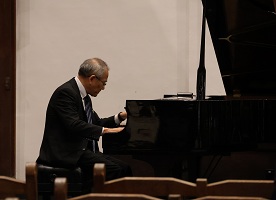 ピアノを披露する学長