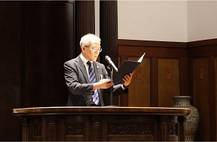 挨拶をする学長