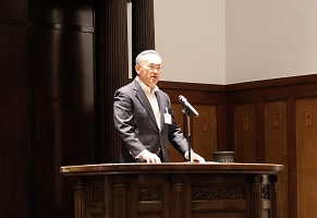 報告をする理事
