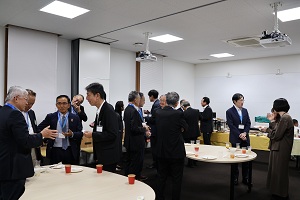 立食パーティー形式