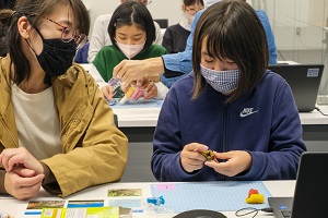 粘土工作で生き物を作る受講生