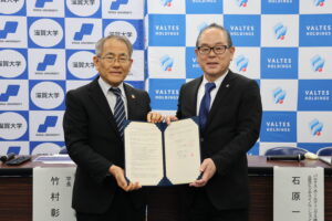 協定書を披露する田中真史代表取締役会長兼社長(右)と竹村彰通学長