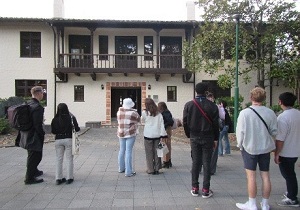 陵水会館を見学（キャンパスツアー）している様子