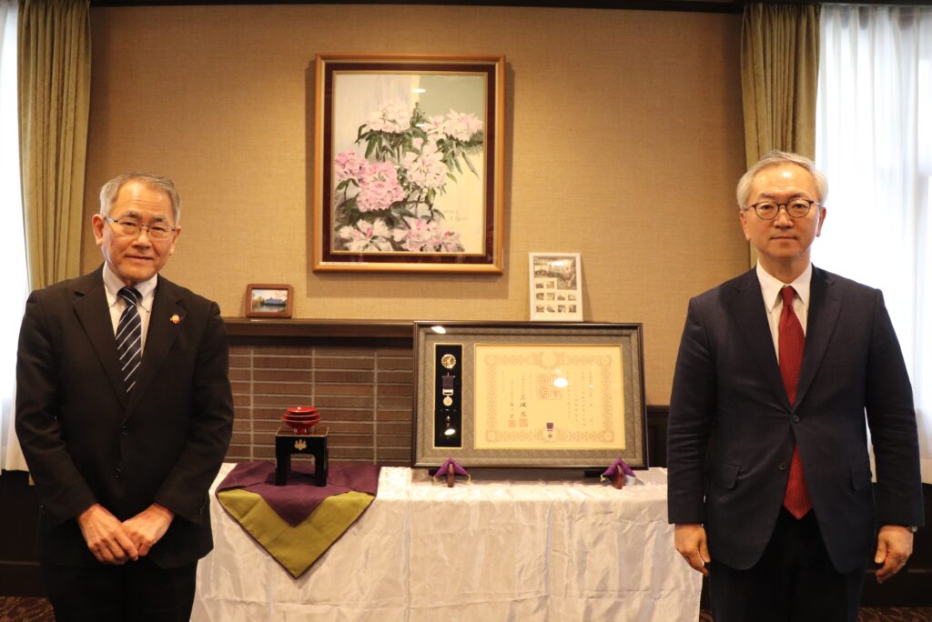 紺綬褒章を授与された清塚徳氏と竹村学長