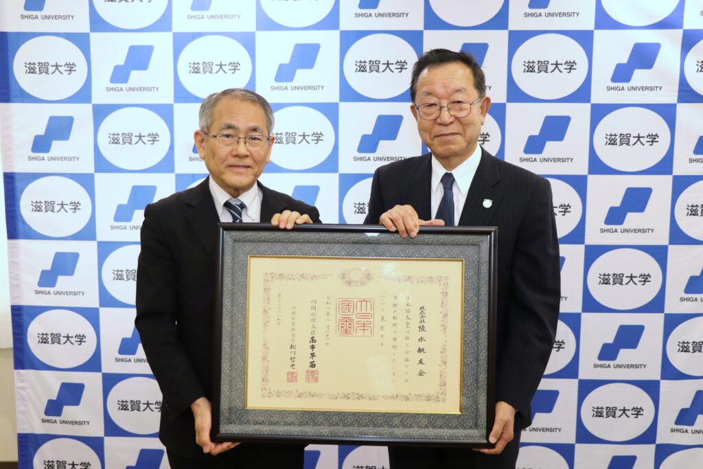 紺綬褒章を授与された株式会社陵水艇友会・代表、岩崎和文氏と竹村学長