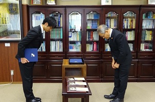お礼している様子