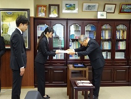 受け取っている様子