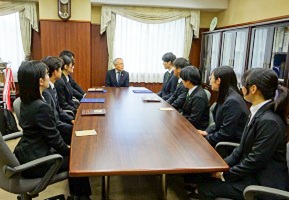 懇談する様子