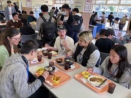 器用にお箸を使って食べる学生たち