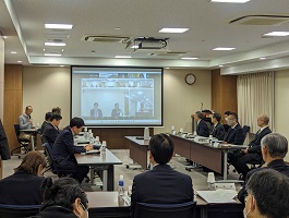 スクリーンに映ったオンラインの参加者と会場の参加者