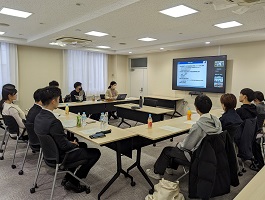 別の会議室から参加している学生たち