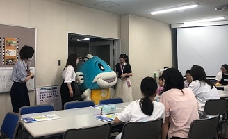 親子と交流する学生たち