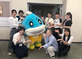 ビワコオオナマズをモチーフにしたキャラクター・キャッフィーと記念撮影