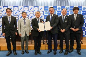 関係者との記念撮影