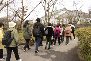 滋賀大学構内を歩く様子