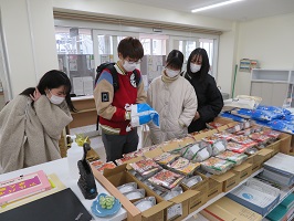 たくさんある食品から選んでいる学生たち