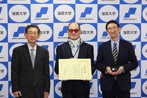 賞状と記念品を手に記念撮影