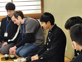 抹茶を点てる留学生