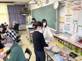 手伝いをする学生たち