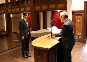 学長から受賞者へ表彰状の授与