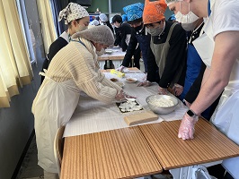 ご飯を海苔に敷いている様子