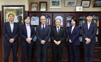 学長室で記念撮影