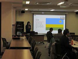スクリーンを使って報告する学生
