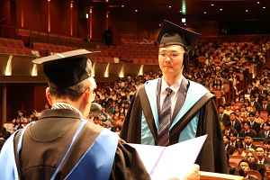 学位記を受け取る学生