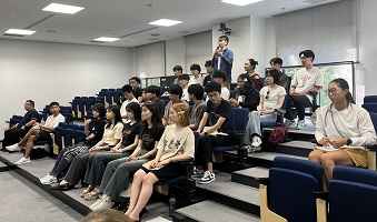 質問している様子