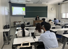 対面で寅野先生の説明