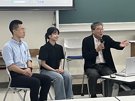 インタビューに答える寅野先生
