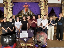 お本尊の前で記念撮影
