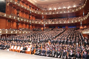 ホールいっぱいの入学生たち