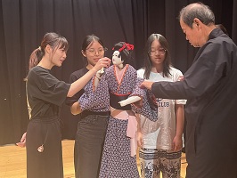 人形を操作する学生たち