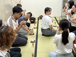 お茶を点てて飲む学生たち
