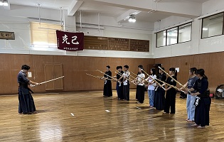 防具を着て、竹刀を構える学生たち