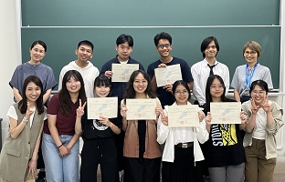 修了証書をもらって記念撮影をする学生たち
