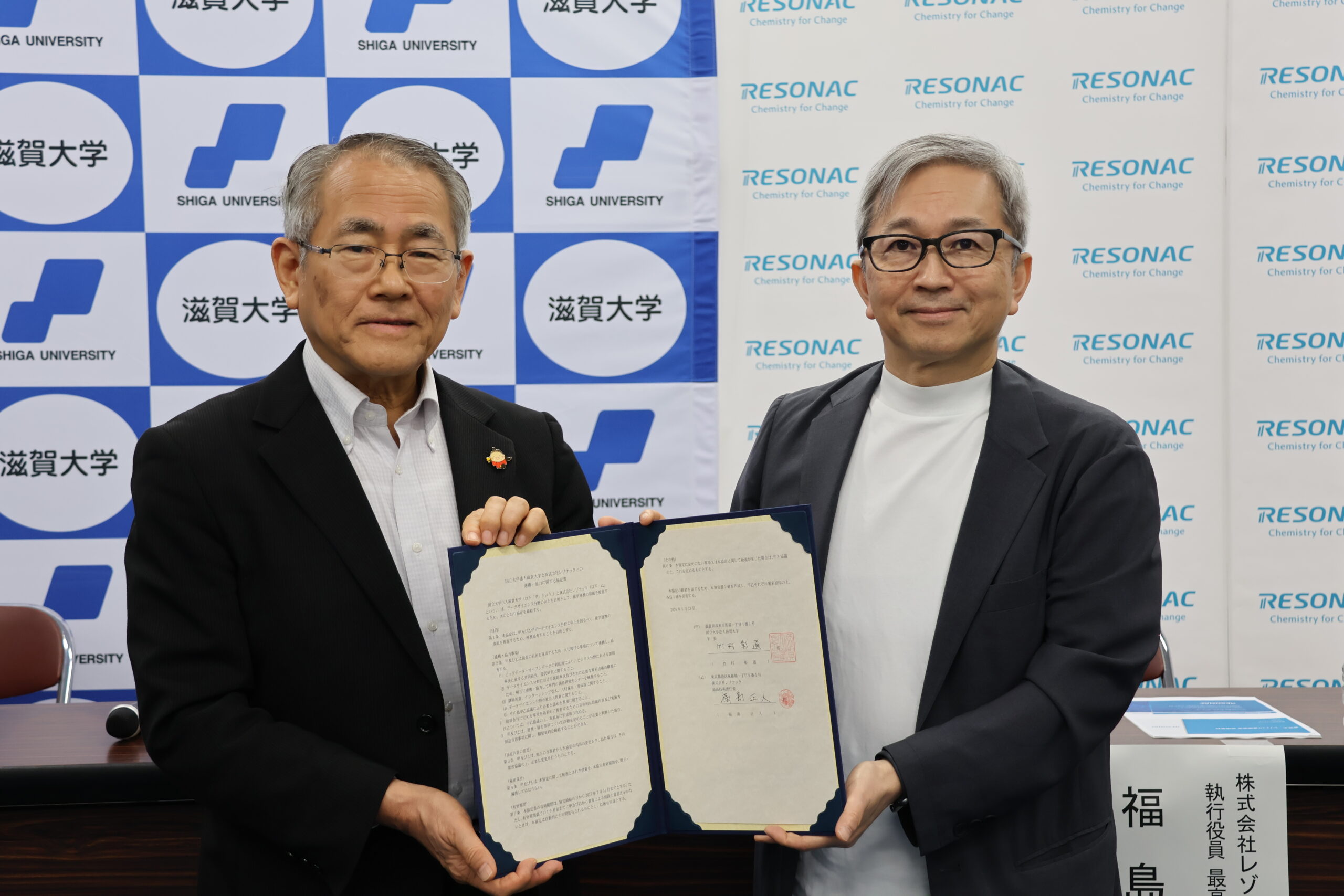 協定書を披露する福島CTO（右）と竹村学長