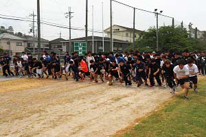 運動場から出発