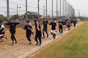 笑顔でピースしながら走る学生たち