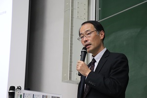 中島金融庁長官の話している様子