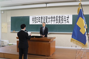 学長に謝辞を述べる呉屋さん