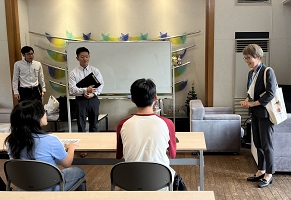 挨拶する国際交流課長