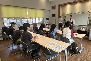真剣に話を聴く学生たち
