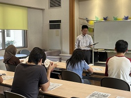 前で話す警察署員