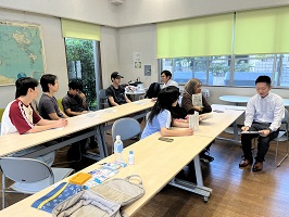 近い距離で話す学生たち