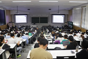 会場いっぱいの学生たち