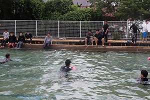 浮き輪を投げて救助する訓練