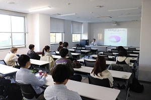 講師の話を聞く学生たち