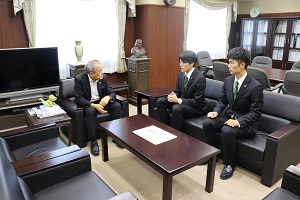 学長と歓談する様子